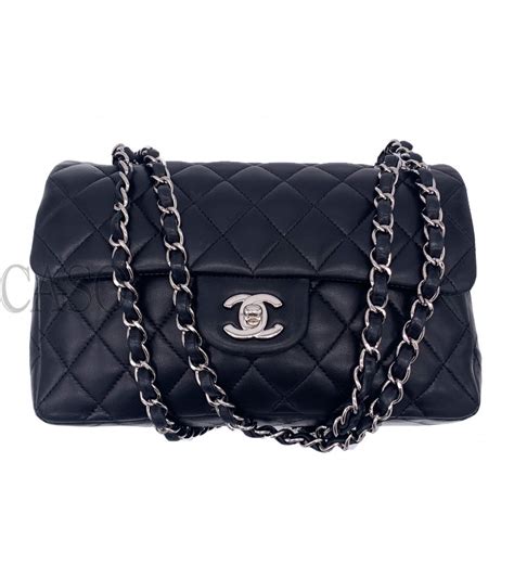 borsa nera chanel classica|Borse Chanel: i prezzi e 6 modelli iconici .